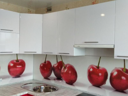 Кухня бело красная с фартуком «Вишня» современная