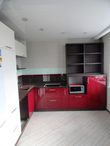 Кухня черно-красная угловая с белыми шкафами