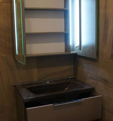 Тумба + шкаф серый в ванную с зеркалом