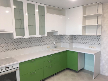 Угловая кухня в бело-зеленом цвете