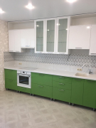 Угловая кухня в бело-зеленом цвете