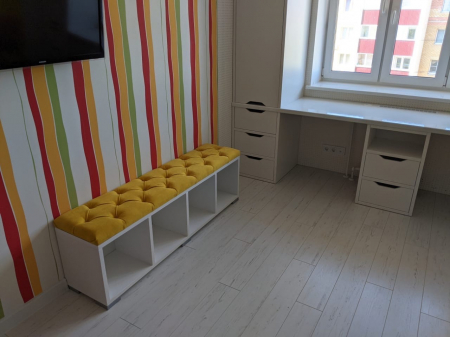 Мебель в детскую с яркими деталями