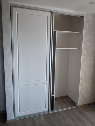 Встроенный шкаф-купе двухдверный в спальню белый