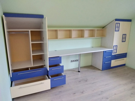 Мебель в детскую с синей отделкой