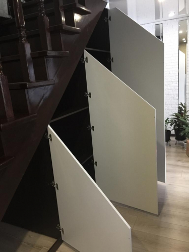Встроенный шкаф распашной под лестницу
