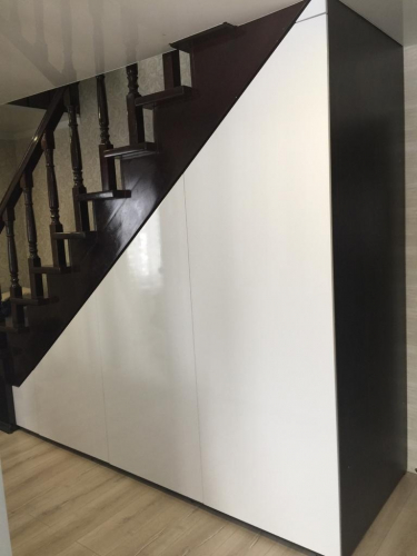Встроенный шкаф распашной под лестницу