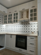 Кухня белая с орнаментом