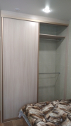 Небольшой встроенный шкаф-купе в спальне 2х створчатый