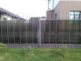 Забор кованый из металлопрофиля с поликарбонатом