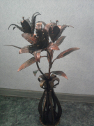 Декоративные кованые цветы в вазе