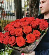 Букет бордовые розы 31шт в крафте