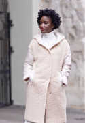 Женское демисезонное пальто из комбинированных тканей с капюшоном светлое