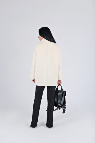 Женское демисезонное пальто из силиконизированной шерсти «под норку», белое