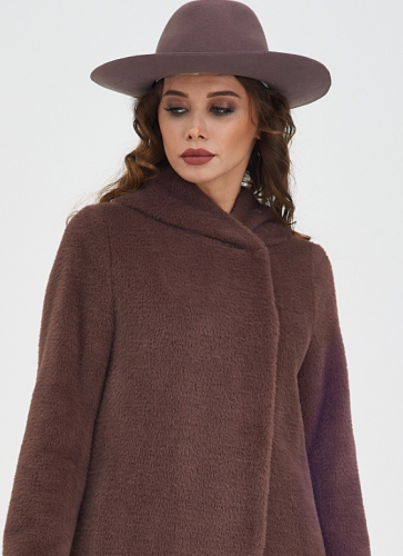 Женское пальто с капюшоном прямого силуэта в длине макси цвета капучино