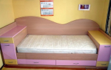 Кровать в детскую комнату цветная